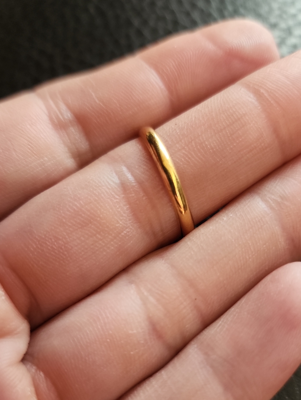VTG Avon Gold Tone Ring with Large Black Rectangular Stone- Size 7.5 - Picture 6 of 9
